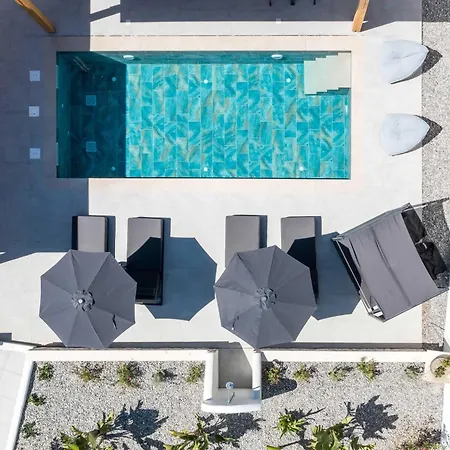 Villa Vama & F