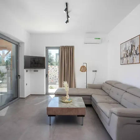Villa Vama & F *